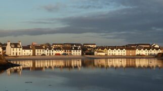O ChatGPT disse: Cidade de Port Ellen, em Islay a ilha escocesa que une tradição, natureza e a arte de produzir alguns dos uísques mais famosos do mundo