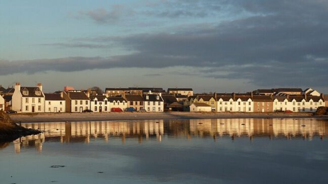 O ChatGPT disse: Cidade de Port Ellen, em Islay a ilha escocesa que une tradição, natureza e a arte de produzir alguns dos uísques mais famosos do mundo