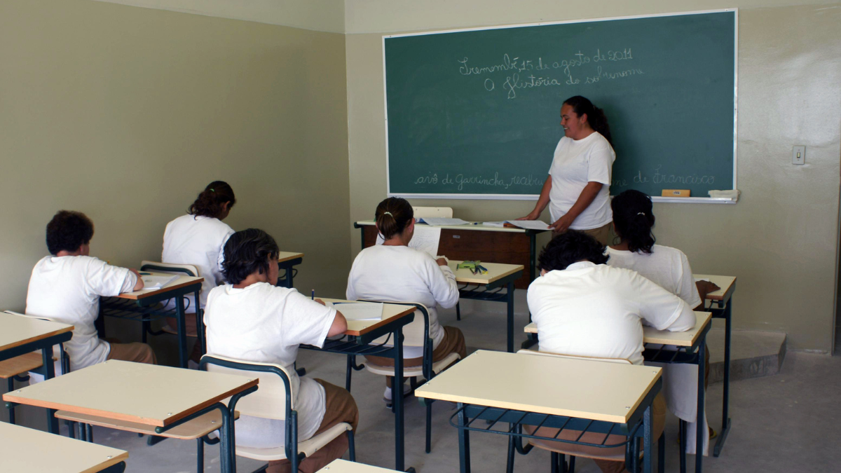 Aulas oferecidas às internas da Penitenciária Feminina II de Tremembé integram o programa educacional da unidade, que incentiva o estudo como forma de remição de pena e reinserção social/ Secretaria da Administração Penitenciária/Flickr