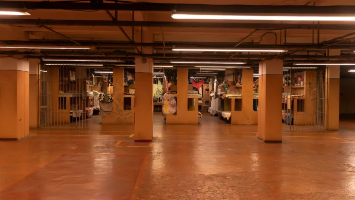 Cenário principal da série 'Tremembé', construído em uma antiga fábrica de lingeries desativada em São Paulo. O espaço foi transformado em pavilhão prisional para as gravações/ Divulgação/Prime Video