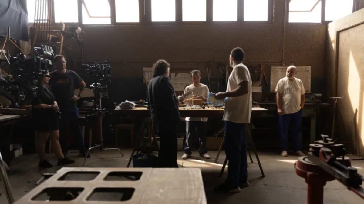 Bastidores das gravações em 'Tremembé'. Parte da equipe técnica e dos atores durante as filmagens em um dos cenários montados dentro da antiga fábrica/ Divulgação/Prime Video
