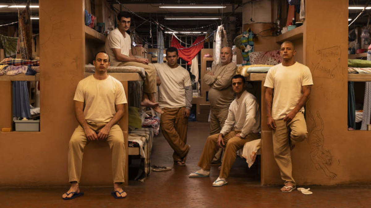 Elenco masculino de 'Tremembé' em uma das alas do cenário prisional a ambientação detalhada foi apontada como um dos grandes acertos da produção da Prime Video/ Divulgação/Prime Video