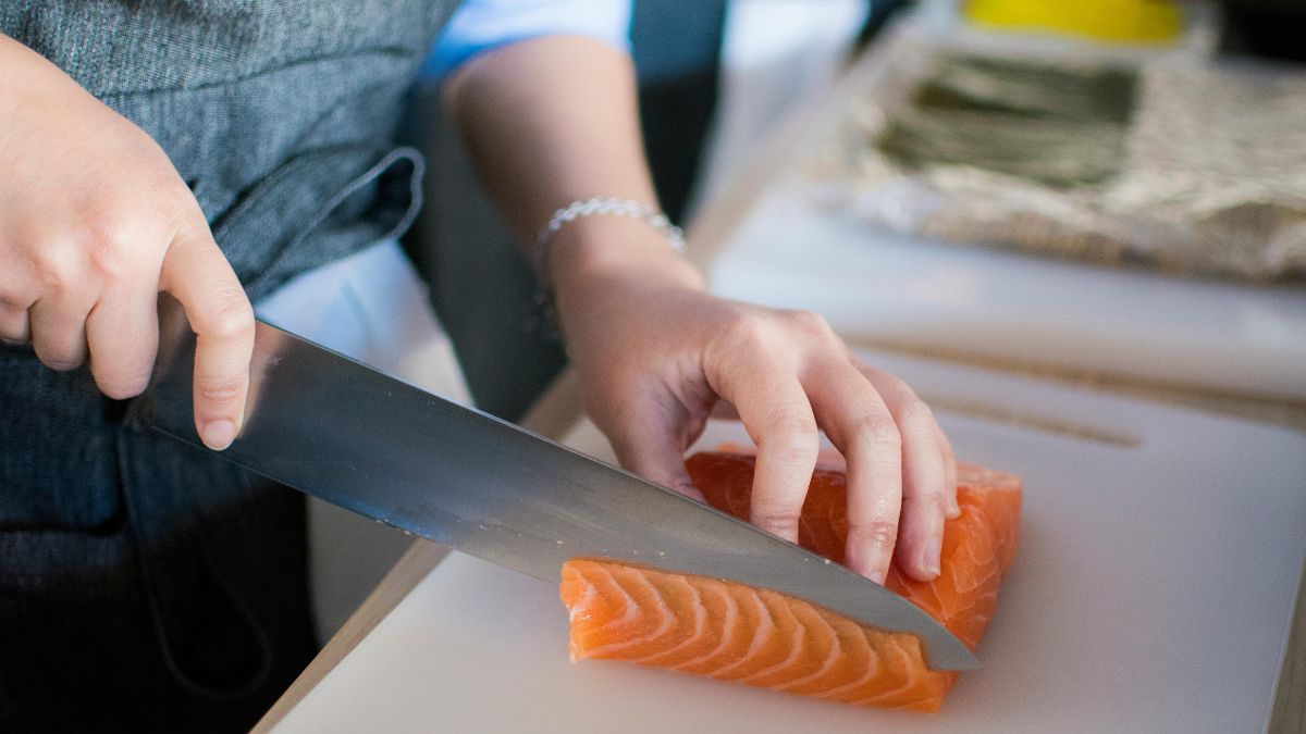 Em países asiáticos, especialmente na China, o peixe inteiro é servido para garantir abundância durante todo o ano/ Pexels