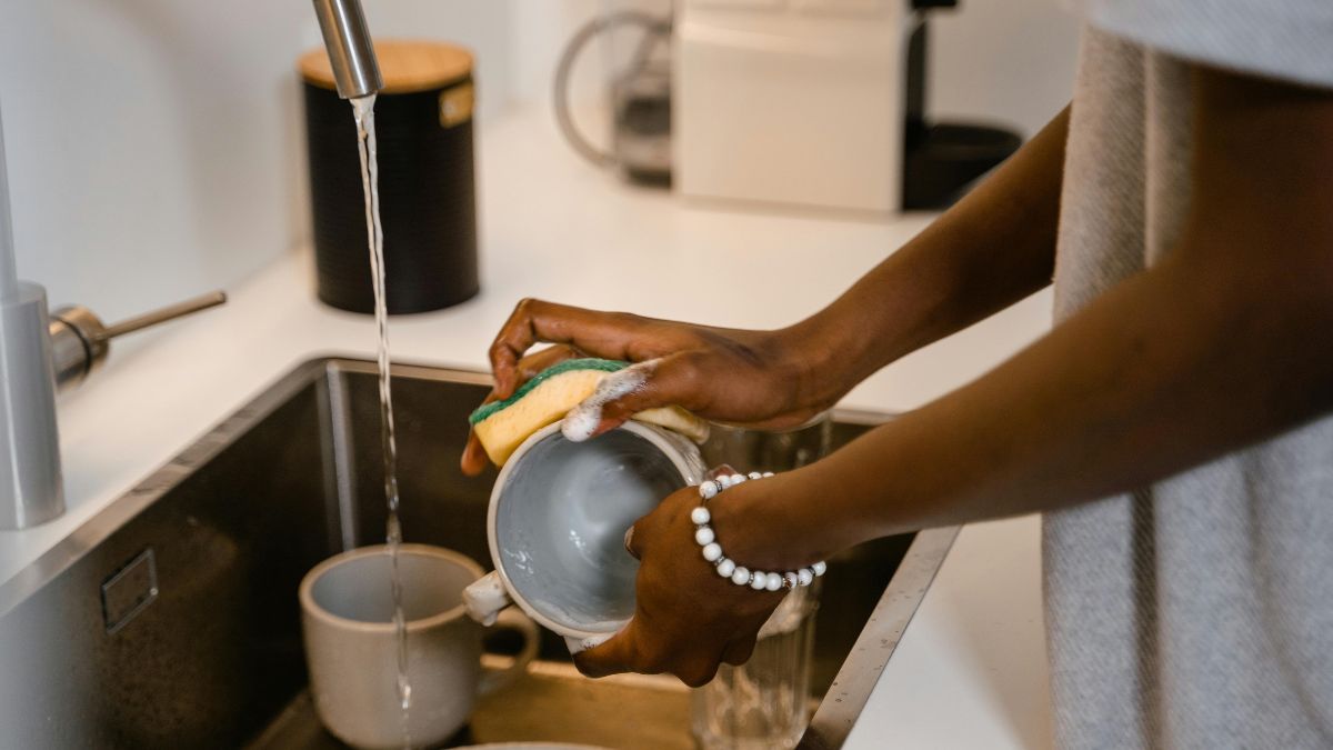 Lavagem mais prática: a combinação reduz espuma e agiliza o enxágue, economizando água/ Pexels
