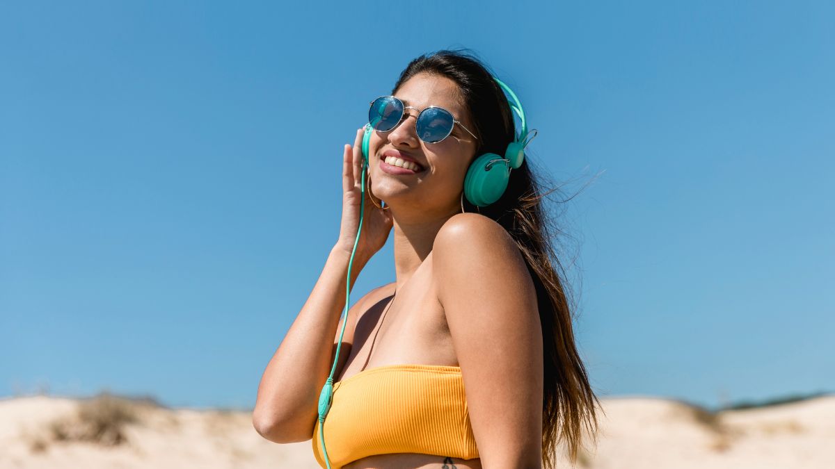 Hidrate-se ao longo do dia. A exposição ao sol desidrata o corpo e a pele precisa desse suporte para se recuperar/Freepik