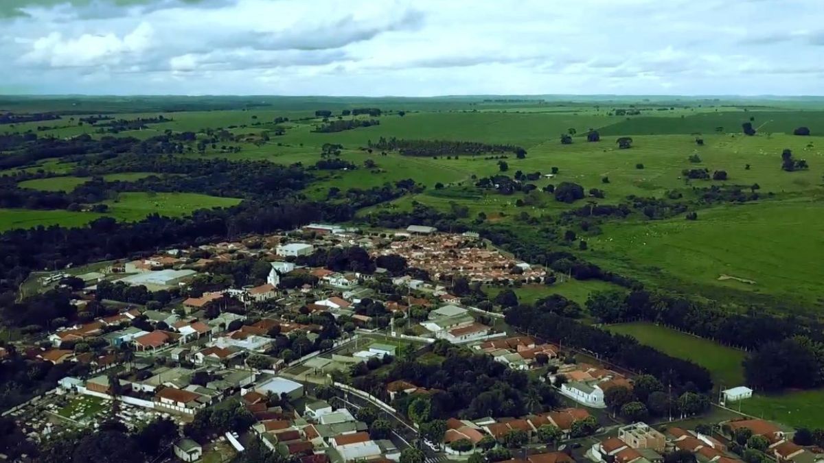 Localizada a cerca de 500 km da capital São Paulo, Borá possui ruas tranquilas e convivência próxima entre moradores