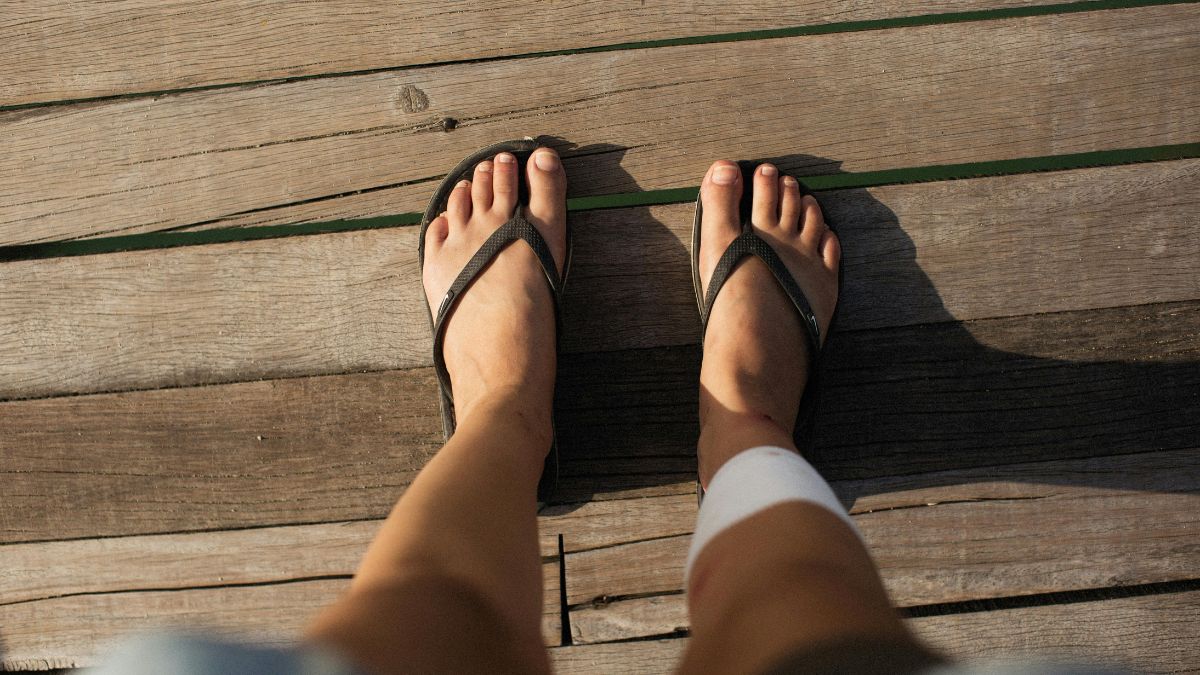 Substituem chinelos e sandálias tradicionais por oferecerem mais ergonomia e conforto / Pexels/Alexey Demidov