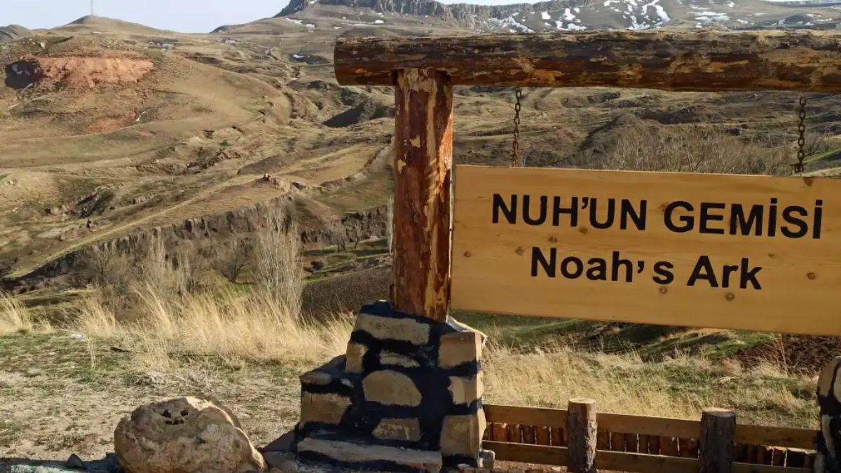 Entrada do sítio de Durupınar, próximo ao Monte Ararat, onde uma formação rochosa em formato de barco foi identificada em 1959 pelo capitão İlhan Durupınar/ Noahsarkscans.com