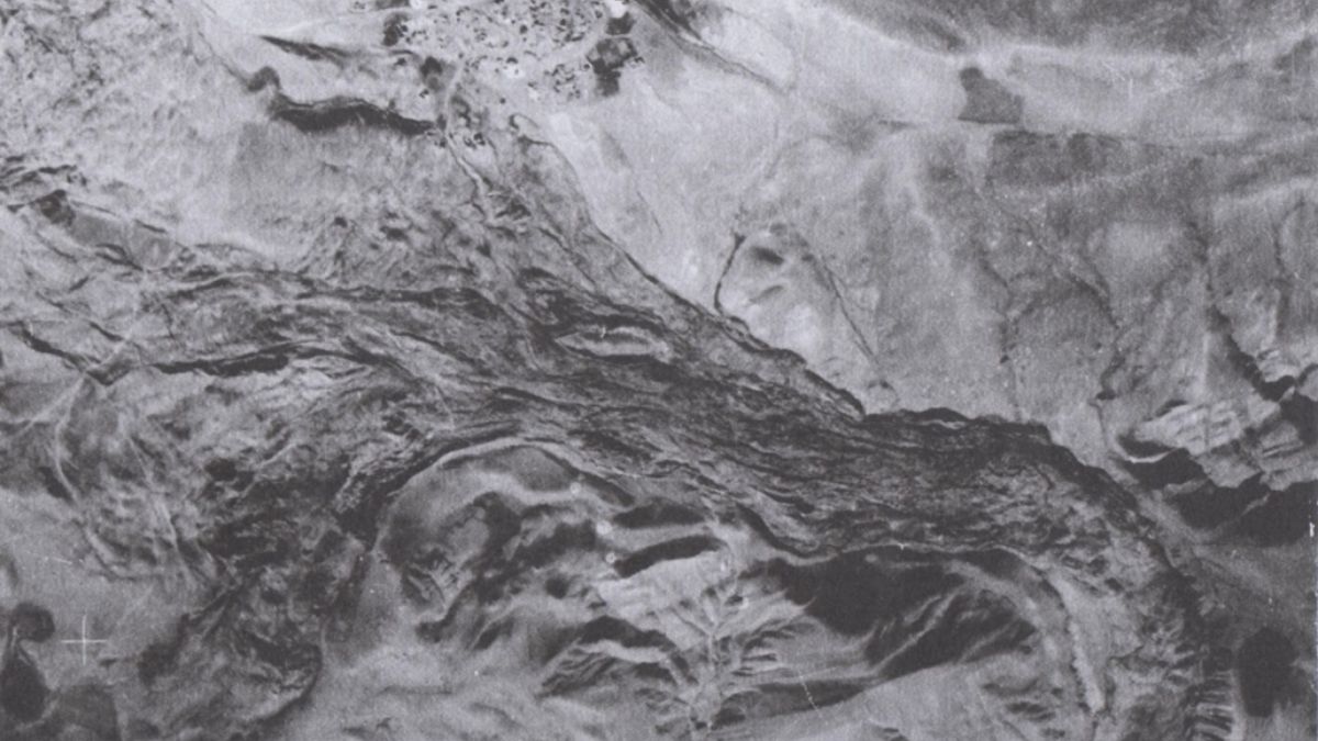 Imagem aérea do sítio de Durupınar em 1956, localizada em arquivos de mapeamento; a formação em formato de barco foi identificada em 1959 por İlhan Durupınar/ Noahsarkscans.com