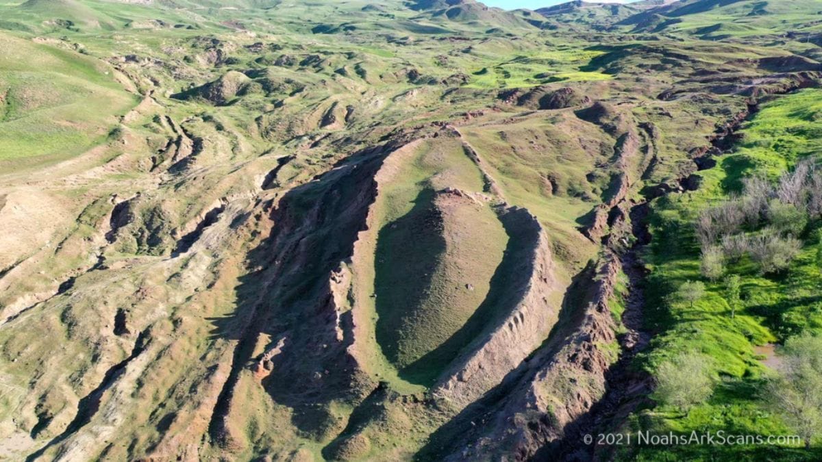 Vista aérea recente do sítio de Durupınar, nas montanhas de Ararat, mostrando a formação que segue sendo analisada com tecnologias como GPR, ERT e LiDAR/ Noahsarkscans.com