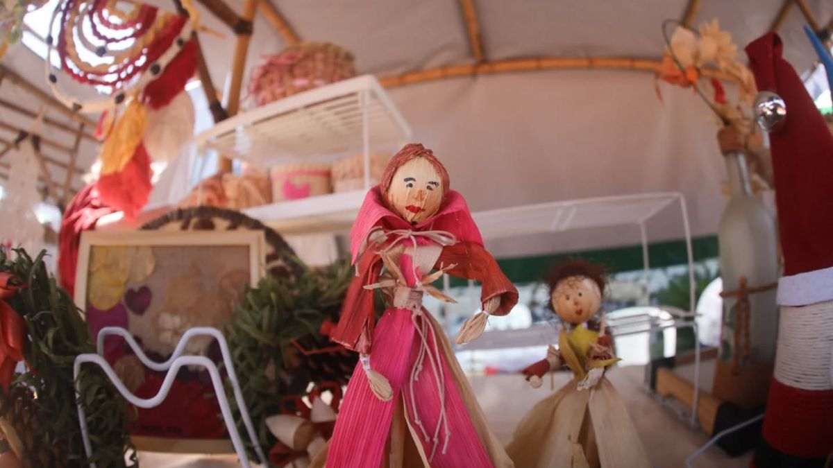 Peças decorativas e figuras confeccionadas com materiais naturais estão entre os itens expostos para venda na feira/ Reprodução Facebook/Prefeitura Municipal de Guararema