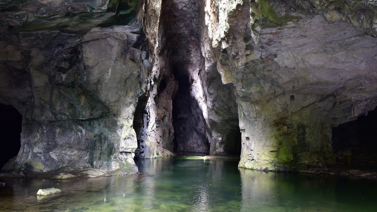 Gruta do Anjo (Socorro): Piscina natural escondida dentro de uma caverna artificial, com água azul-turquesa e acesso feito por pedalinho um dos cenários mais fotogênicos do interior paulista/ Rosanetur/Thiago Souza/Wikimedia Commons