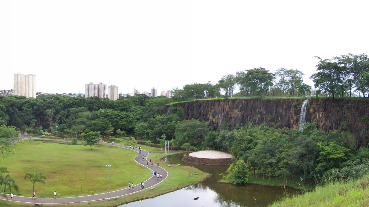Parque Prefeito Luiz Roberto Jábali (Curupira), uma das principais áreas verdes da 'Califórnia Paulista'/ Viajante/Wikimedia Commons