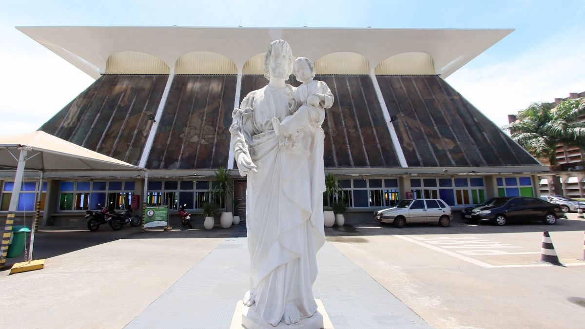 Catedral de São José De arquitetura moderna e vitrais marcantes, é uma das principais referências históricas e religiosas do município/ MTur Destinos/Wikimedia Commons