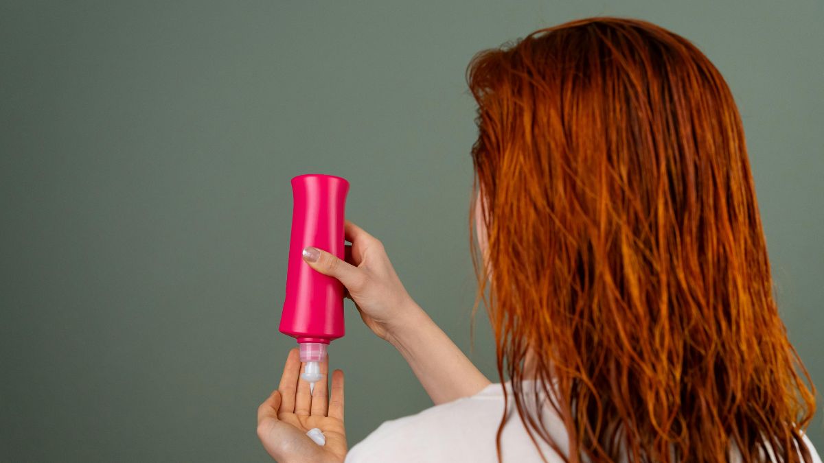 10. Evite prender o cabelo molhado Prender os fios úmidos facilita a quebra e favorece o surgimento de fungos no couro cabeludo. Deixe o cabelo secar completamente antes de amarrar ou usar presilhas apertadas/Pexels