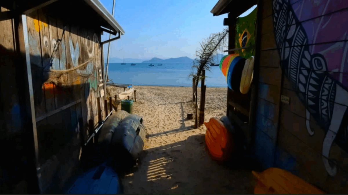Praia de Massaguaçu Uma das praias mais conhecidas de Caraguatatuba, Massaguaçu encanta pela vegetação preservada e pelas ótimas ondas, atraindo surfistas de toda a região. Por ser uma praia de tombo, não é recomendada para banho. A orla é um charme à parte, com decks de madeira, bancos e árvores que compõem um cenário ideal para caminhadas e esportes ao ar livre. De lá, é possível admirar a vista para Ilhabela ao fundo/ Reginaldo Pupo