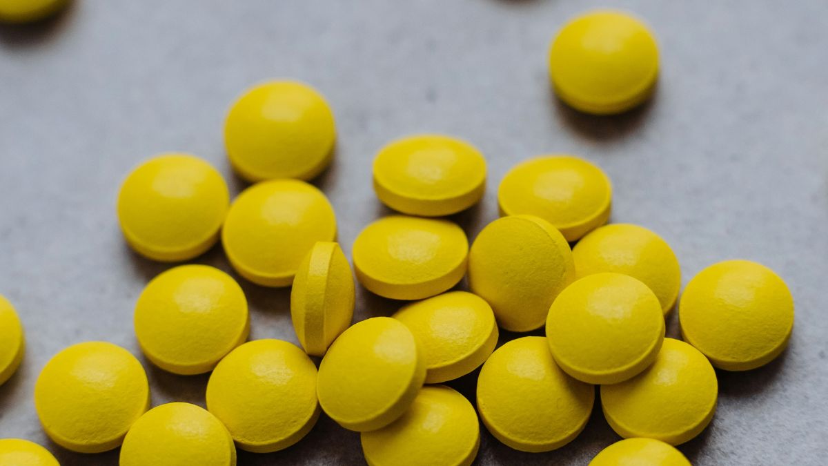 Automedicação: As gerações mais recentes demonstram uma tendência crescente à automedicação, representando novos riscos tanto em curto quanto em longo prazo. O uso frequente de paracetamol está associado ao aumento de danos hepáticos e possível elevação do risco de câncer de fígado/ Unsplash