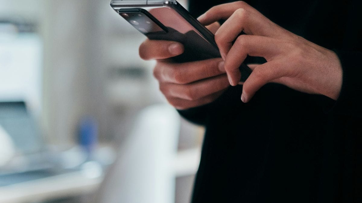 3. Desconfie de mensagens "perfeitas" demais IA consegue criar e-mails e mensagens falsas com português impecável e informações personalizadas. Sempre confirme por outro canal antes de clicar ou enviar dados/ Unsplash