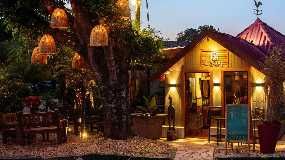 O Hotel Recanto da Cachoeira encanta com seu cenário natural, acomodações amplas e um restaurante com vista para a queda d'água/ Reprodução Facebook/Hotel Recanto da Cachoeira