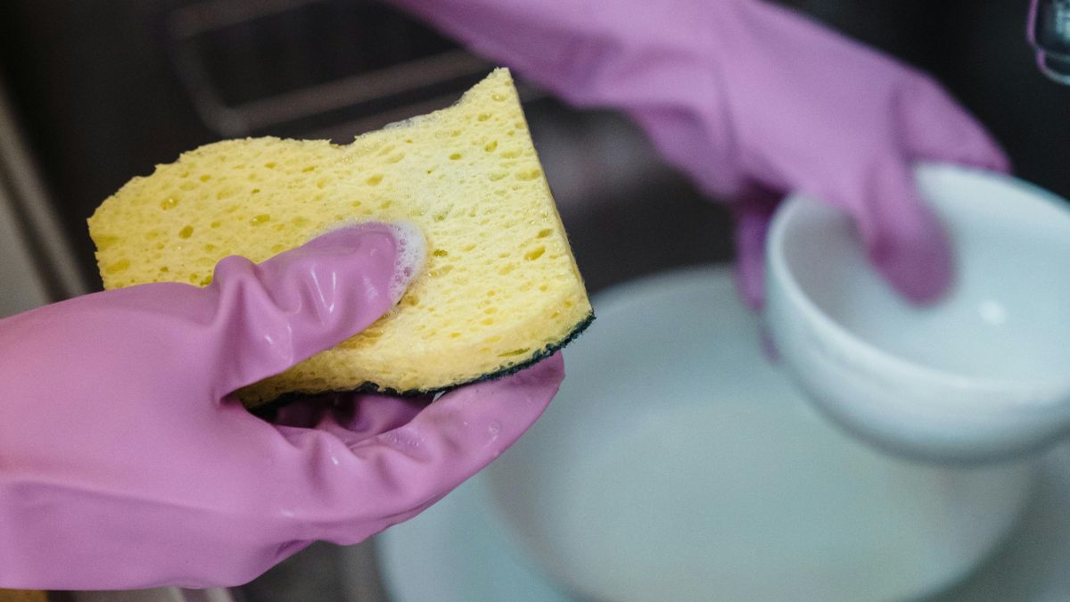 A mistura acelera a remoção de gordura e facilita o enxágue economizando água.