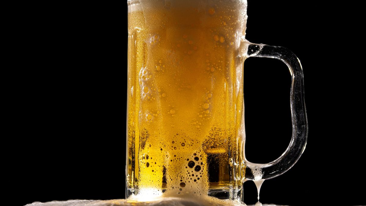 Álcool: Os millennials apresentam maior frequência de episódios de consumo excessivo. Enquanto por anos persistiu o mito de que uma taça de vinho teria efeitos protetores, a ciência contemporânea é clara: não existe nível seguro de consumo de álcool./Unsplash