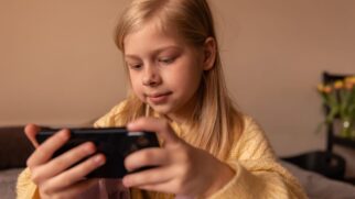 Roblox passa a adotar verificação facial de idade para tornar a experiência mais segura para crianças e adolescentes