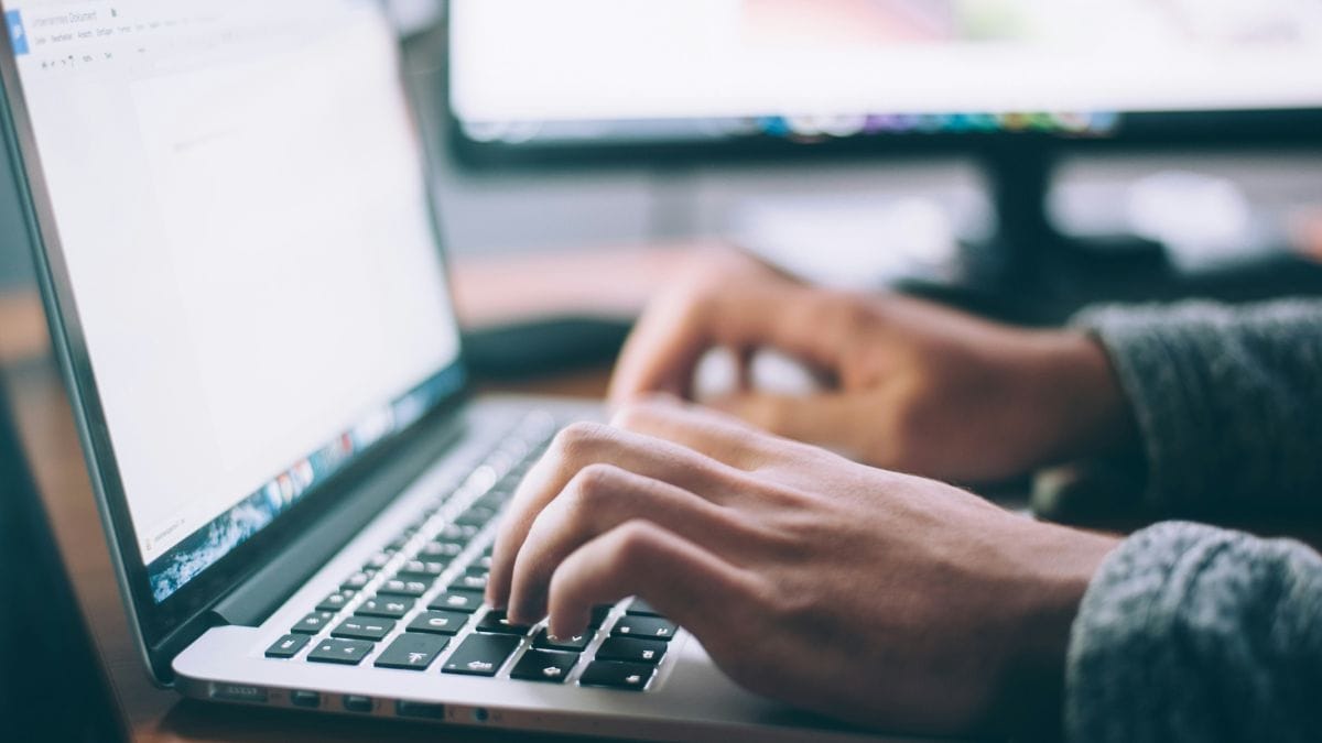 5. Mantenha seu sistema, apps e antivírus sempre atualizados IA pode explorar falhas de software com mais rapidez. Atualizações fecham brechas antes que sejam usadas em ataques/ Unsplash