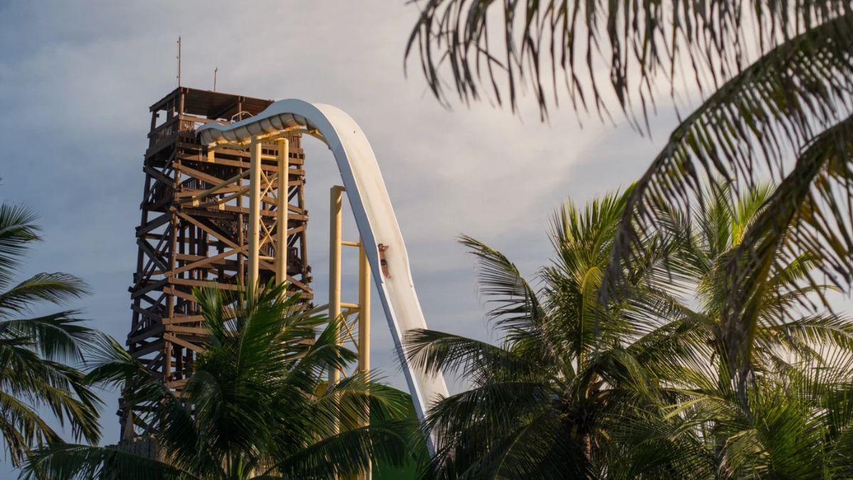 5. Experiências extras no complexo Além das atrações aquáticas, o visitante encontra a Vila Azul do Mar, com lojas, eventos e gastronomia, uma barraca de praia com pratos regionais, o novo parque ecológico Arvorar e quatro resorts integrados ao complexo, que completam a experiência/ Divulgação