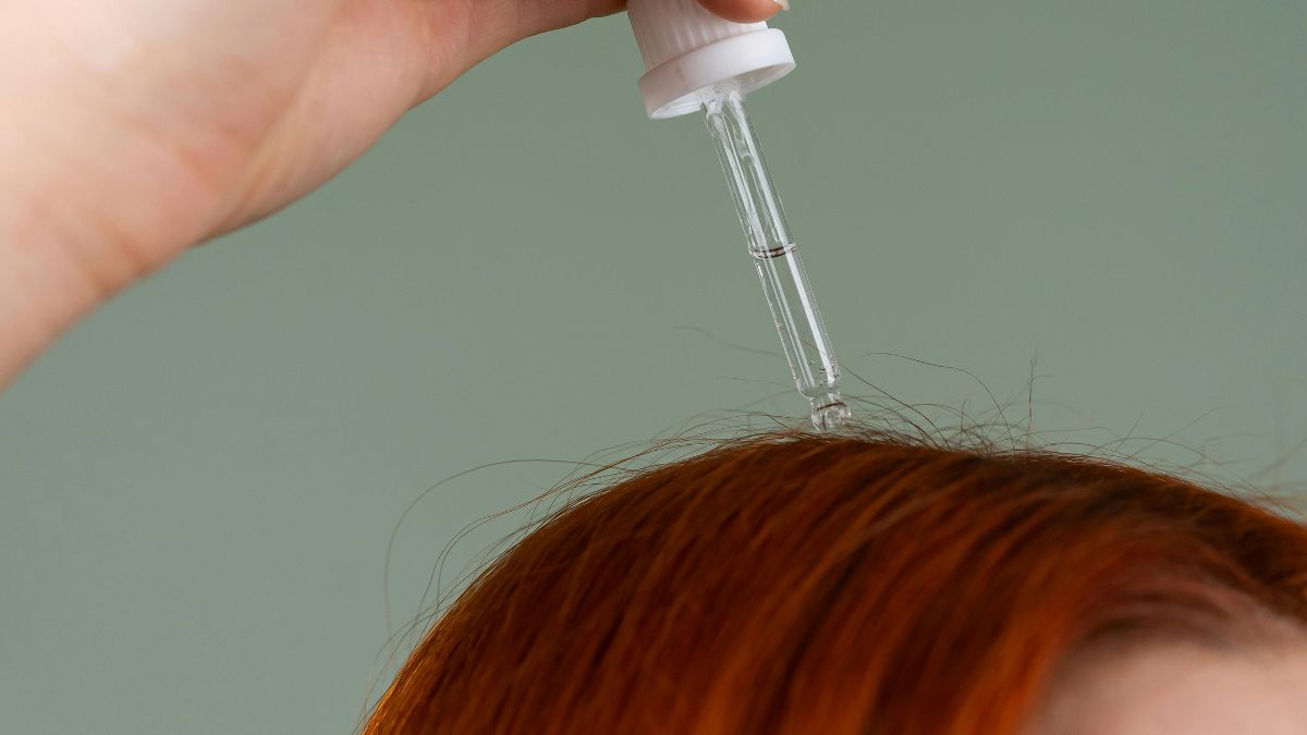 7. Aposte em óleos nutritivos Óleos vegetais como argan, coco e jojoba formam uma película protetora ao redor dos fios, evitando a perda de água e reduzindo o frizz, que tende a aumentar em dias úmidos/Pexels
