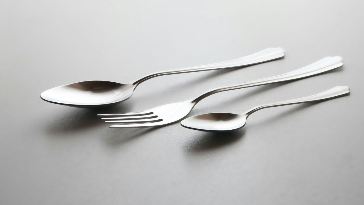 encontrar o utensílio certo ficou fácil com organizadores modulares que se adaptam a qualquer gaveta/ Unsplash