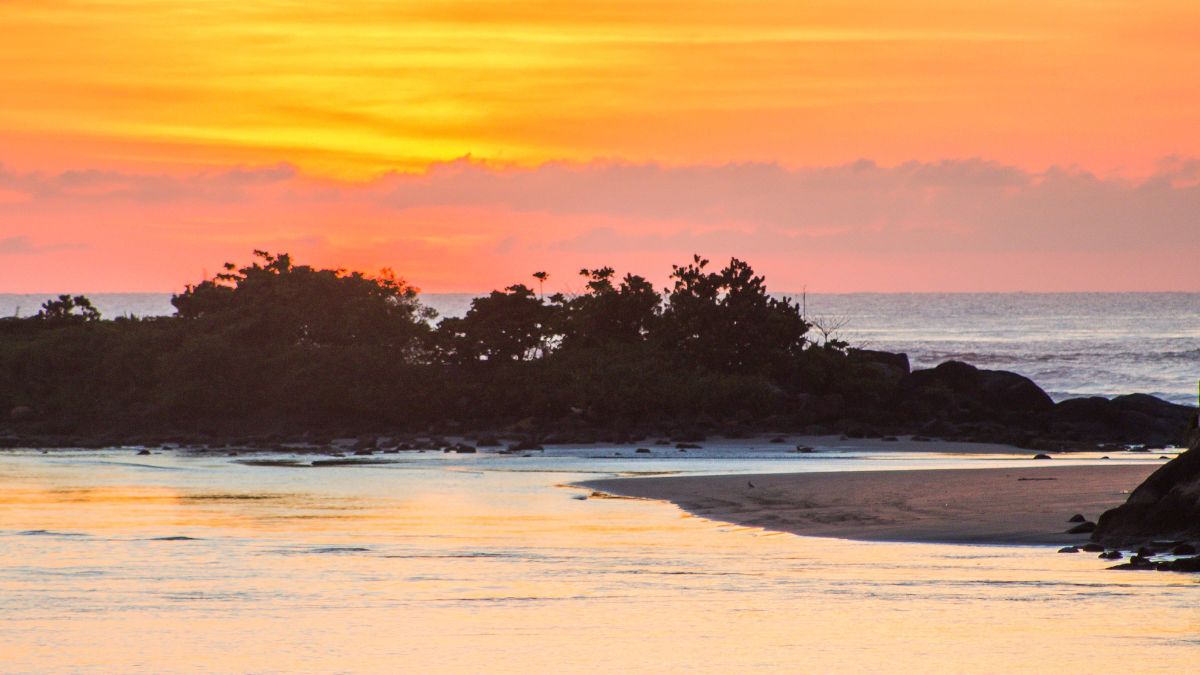 Praia da Saudade, em Itanhaém, reúne rio, mar e natureza preservada em um dos cenários mais tranquilos do litoral paulista