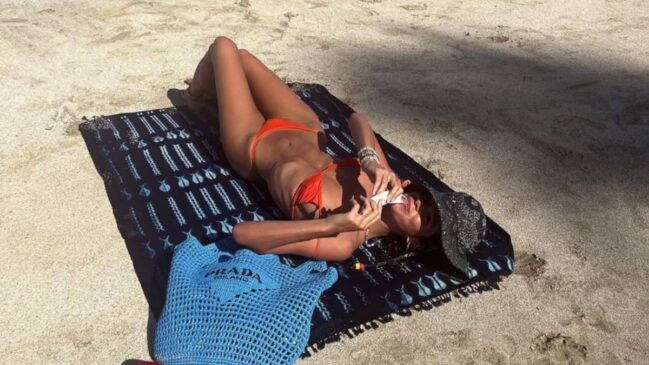A atriz Bruna Marquezine aparece em uma foto publicada no Instagram aproveitando um dia de praia.