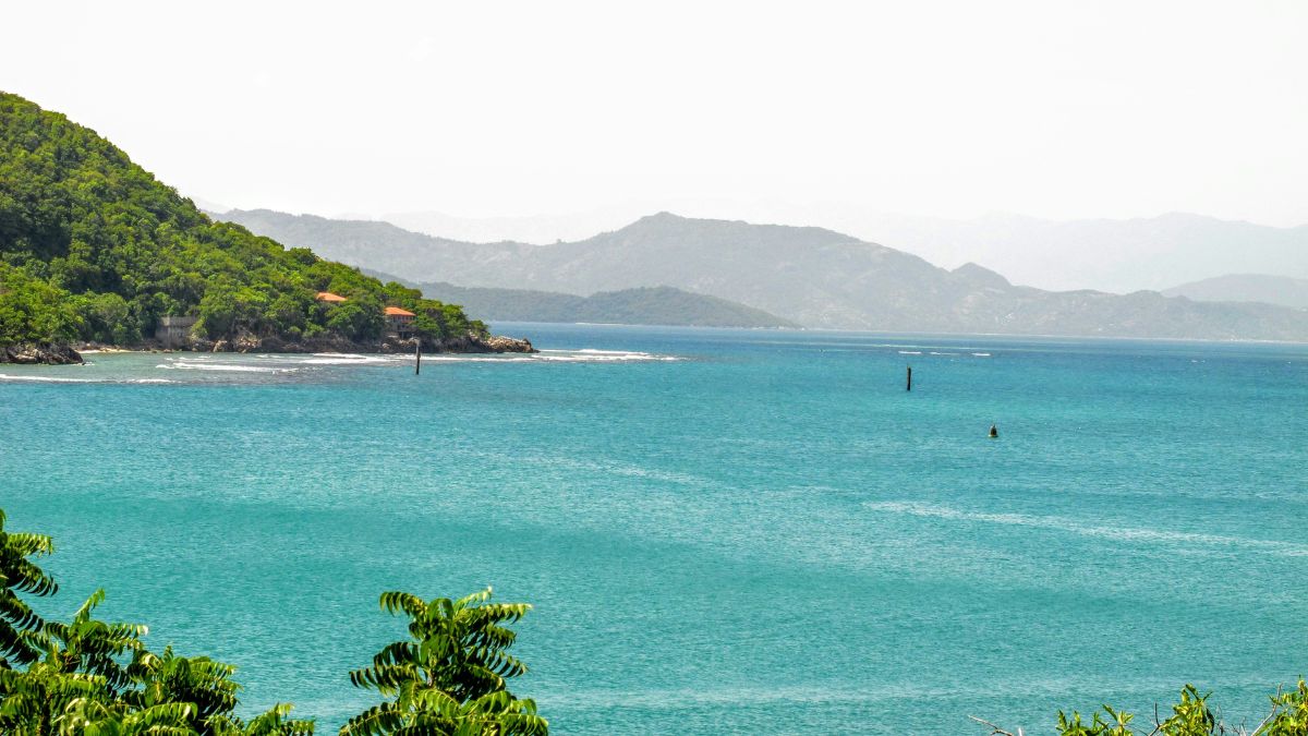 Modelo de enclave turístico: O formato de exclusividade de Labadee gera debates sobre a distribuição dos benefícios econômicos e a inclusão social/ Pexels