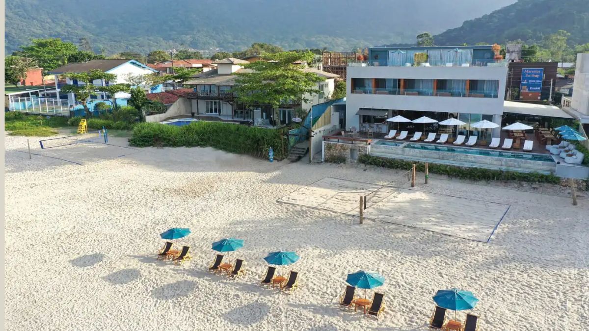 O hotel fica literalmente de frente para a areia, com estrutura exclusiva para quem busca conforto e privacidade/ Divulgação