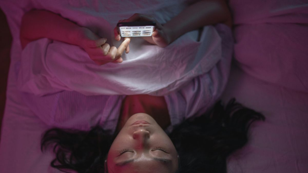 Reduzir telas à noite beneficia quem tem insônia e quem dorme pesado demais, evitando que o ciclo de sono fique bagunçado/ Pexels