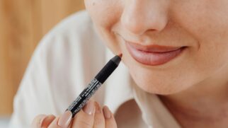 O contorno labial, clássico dos anos 90, volta com força nas tendências de beleza atuais, valorizando o formato dos lábios e garantindo um acabamento sofisticado e duradouro