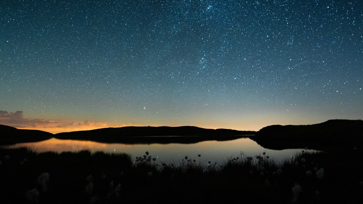 Contemplar o céu estrelado promove bem-estar, reflexão e curiosidade sobre nossa existência no cosmos / Pixabay