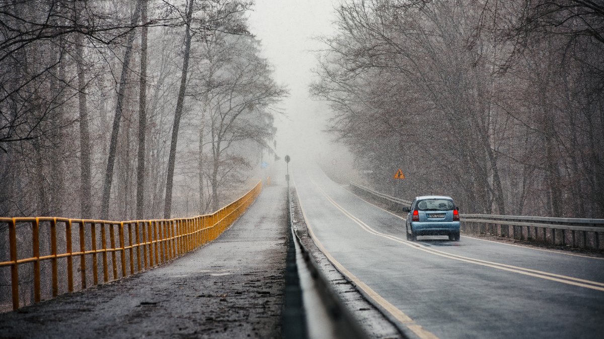 Com faróis e lanternas ligados, outros motoristas identificam seu veículo mais rápido, reduzindo riscos de colisão / Pixabay