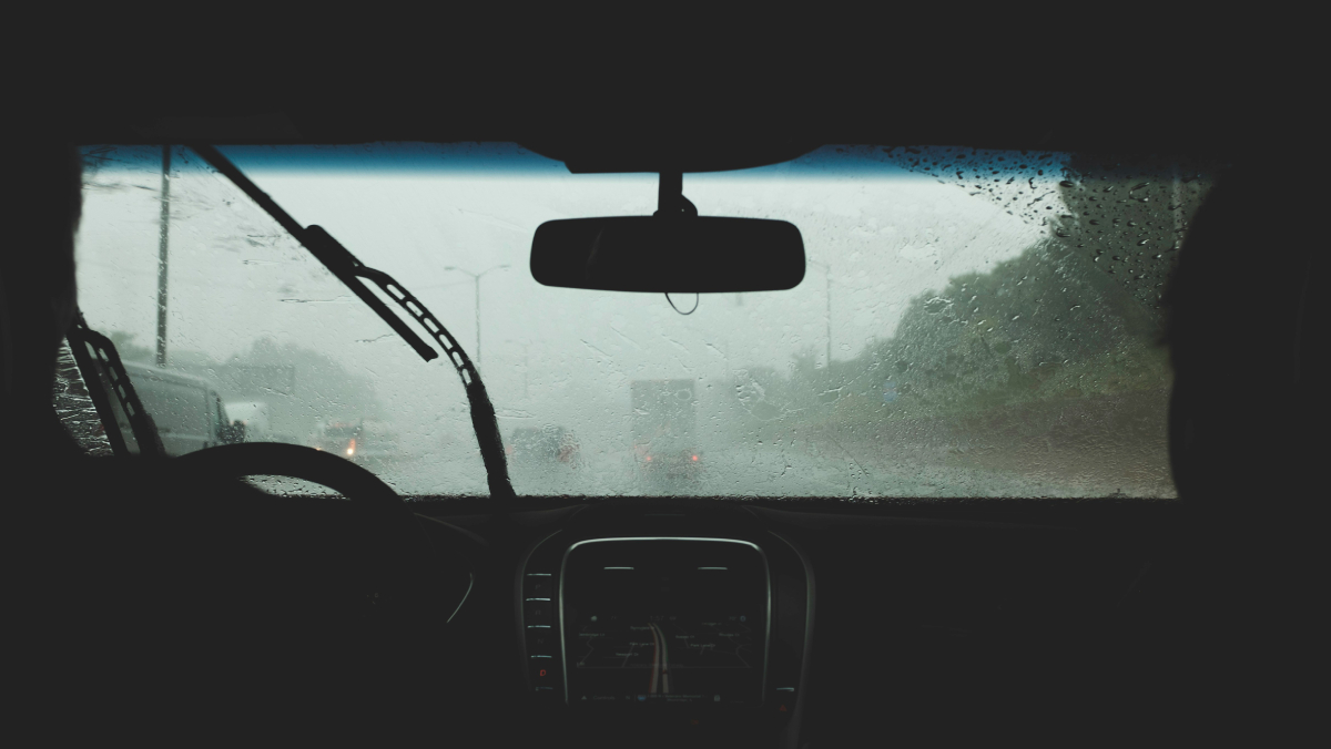 Apesar de parecer um efeito externo, a maior parte da umidade vem de dentro do carro