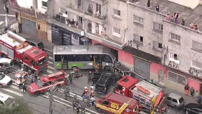 O micro-ônibus teria perdido os freios na região da Brasilândia