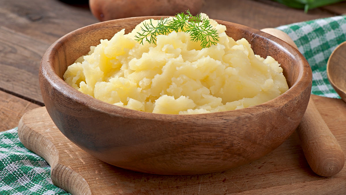 Nunca deixe as batatas esfriarem antes de amassar. Assim que tirar da panela e escorrer a água, amasse imediatamente com um espremedor ou peneira.