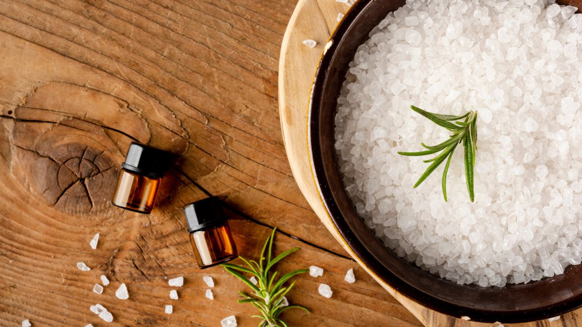 O uso de alecrim e sal grosso em um recipiente é prática popular para promover um ambiente mais agradável