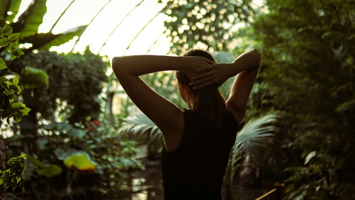 Na psicologia comportamental, as mãos na cintura reflete autoridade, confiança ou agressividade e impaciência/Unsplash