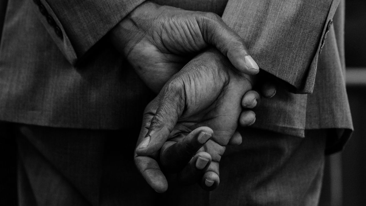 As mãos para trás revela um estado de introspecção e foco. É um gesto comum em indivíduos que buscam autocontrole e reflexão/Unsplash