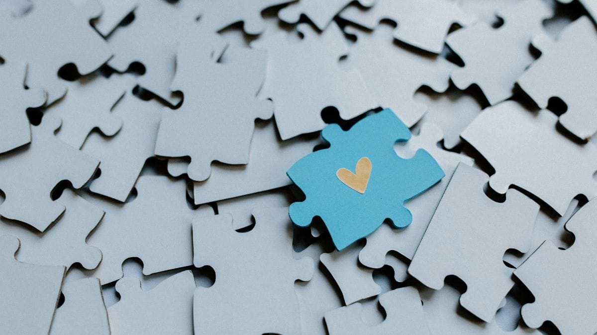 Hipersensibilidade a sons, luzes, texturas ou cheiros, o que pode levar a sobrecargas sensoriais em ambientes movimentados, como shoppings ou eventos sociais/Pexels