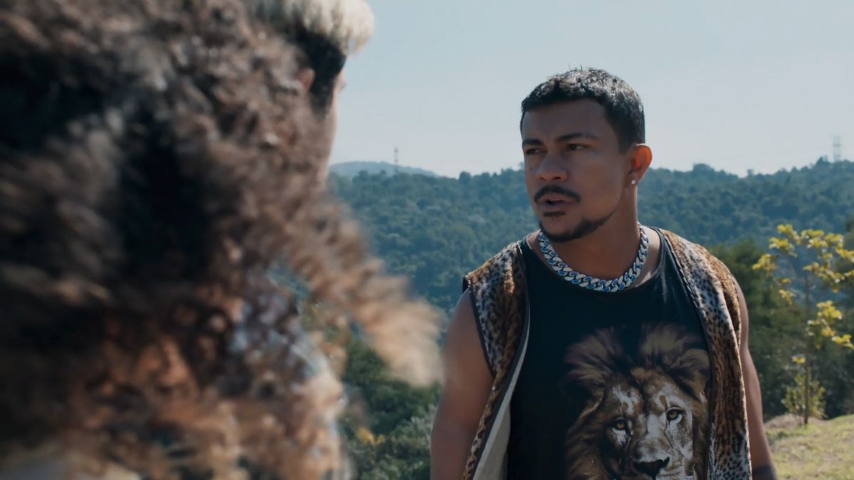 Bagdá, interpretado por Xamã, é o chefe do tráfico da Chacrinha e se tornou um fenômeno nas redes sociais por seu estilo maximalista e único, ganhando apelidos como bandido fashion/Reprodução/Globo