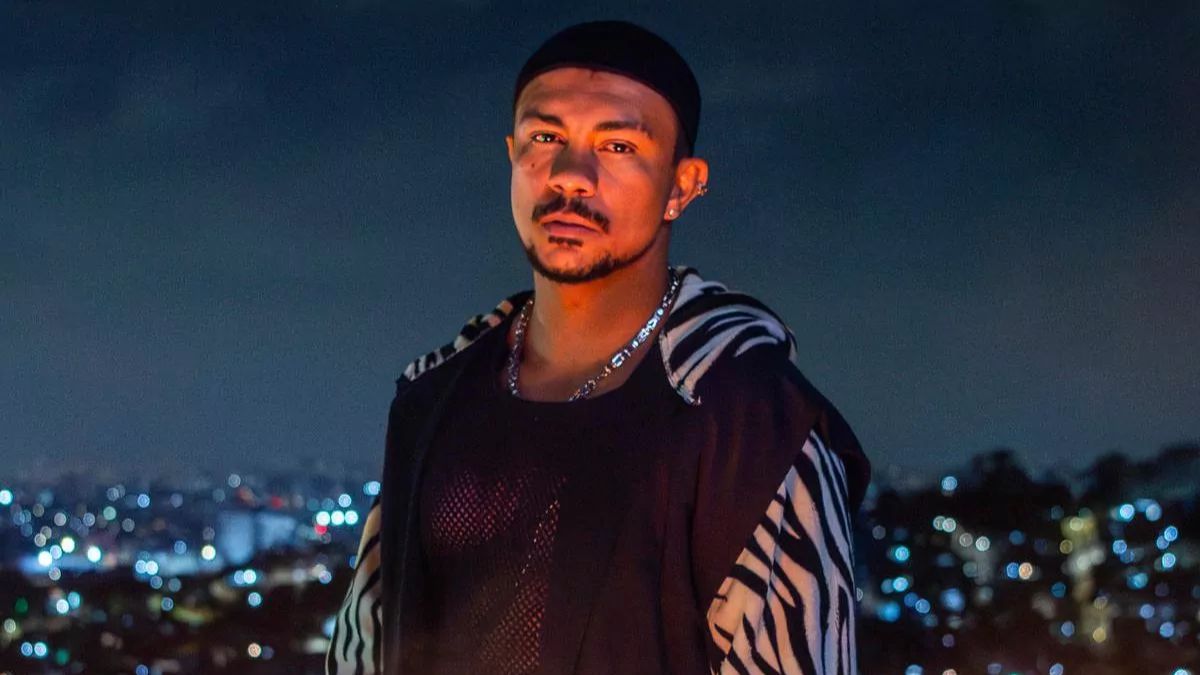 O figurino de Bagdá foi pensado para trazer uma vaidade ao personagem e o concebe como o 'rei da selva', o que justifica a forte presença de estampas animal print (leões e tigres) em casacos e coletes/Reprodução/Globo