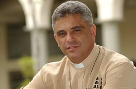 Nascido em 9 de outubro de 1961, em Delfim Moreira (MG), padre Léo ingressou na Renovação Carismática Católica em 1983