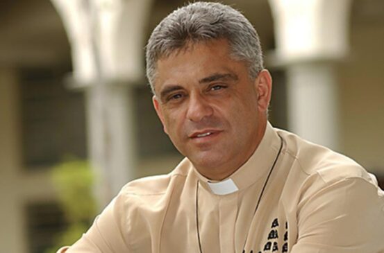 Nascido em 9 de outubro de 1961, em Delfim Moreira (MG), padre Léo ingressou na Renovação Carismática Católica em 1983