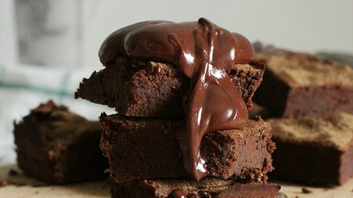 O bolo de chocolate é mais que uma sobremesa; é memória afetiva! Seu ingrediente principal, o cacau, já foi usado como moeda e é rico em antioxidantes, tornando-o um prazer ainda mais especial/Pexels